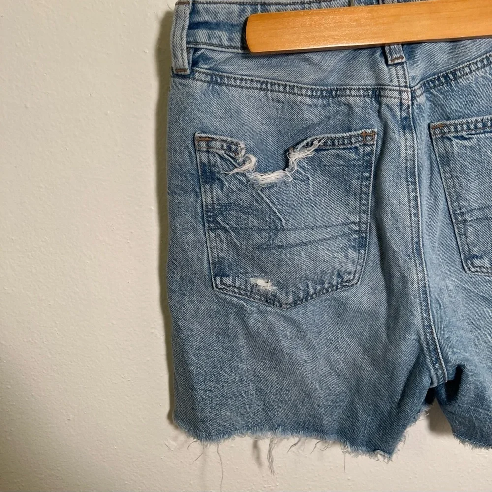 American Eagle Womens Size 2 Denim Baggy Mom Short Light Wash Distressed Cut Off